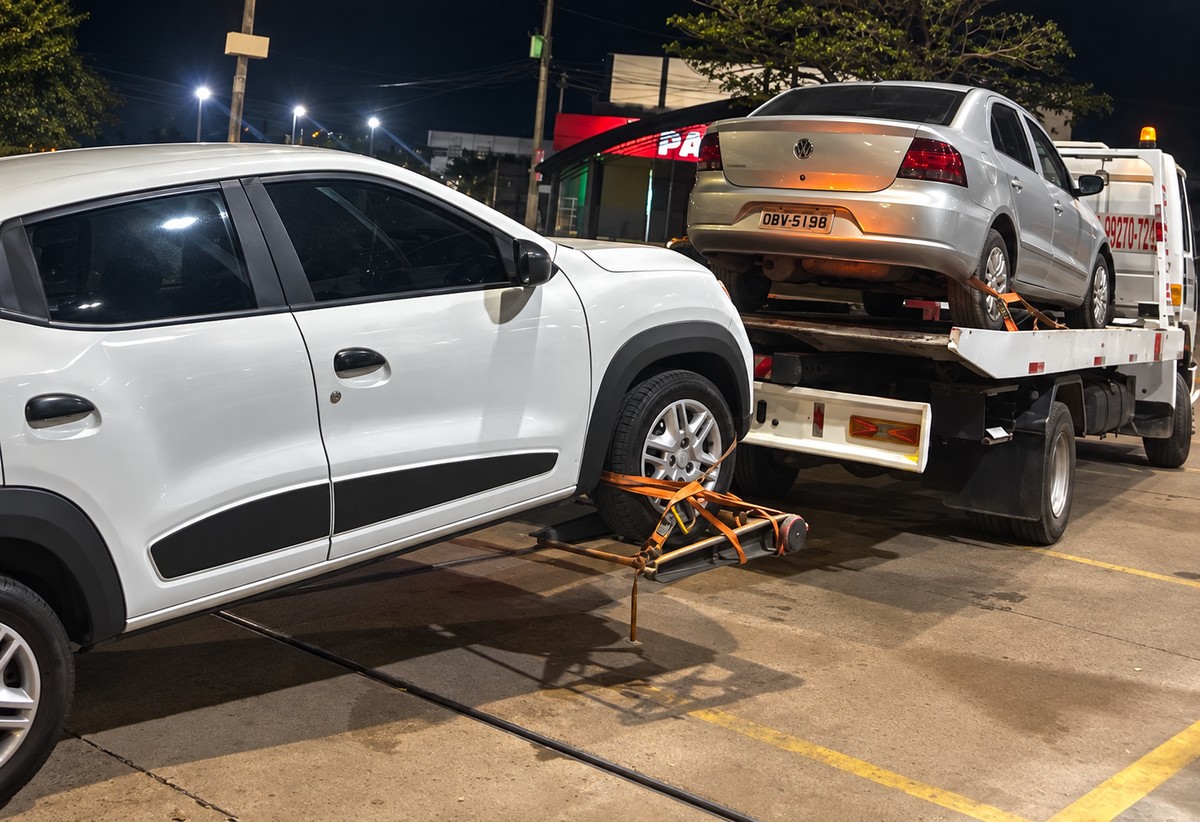 Guincho da WJ atendendo em posto de combustível à noite